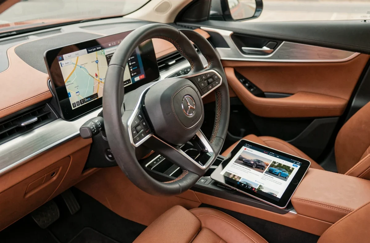 Tableau de bord et intérieur premium d'un véhicule moderne avec tablette affichant un guide automobile